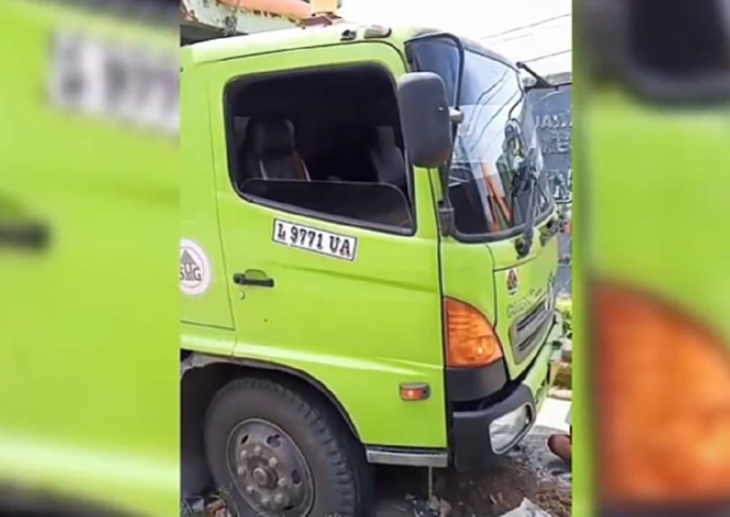 Ngeri! Detik-Detik Truk Tronton Ren Blong Tabrak 5 Pemotor di Blora Tewaskan 1 Orang Ngeri! Detik-Detik Truk Tronton Ren Blong Tabrak 5 Pemotor di Blora Tewaskan 1 Orang