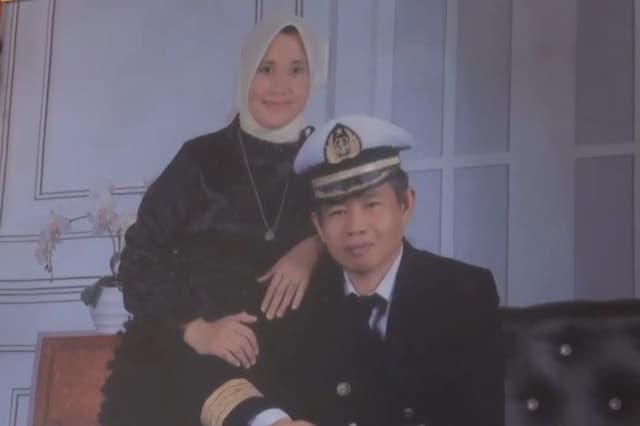 Kapal Musaffah II Meledak di Selat Hormuz, Istri Sang Kapten Terus Berdoa Menanti Kabar Kapal Musaffah II Meledak di Selat Hormuz, Istri Sang Kapten Terus Berdoa Menanti Kabar