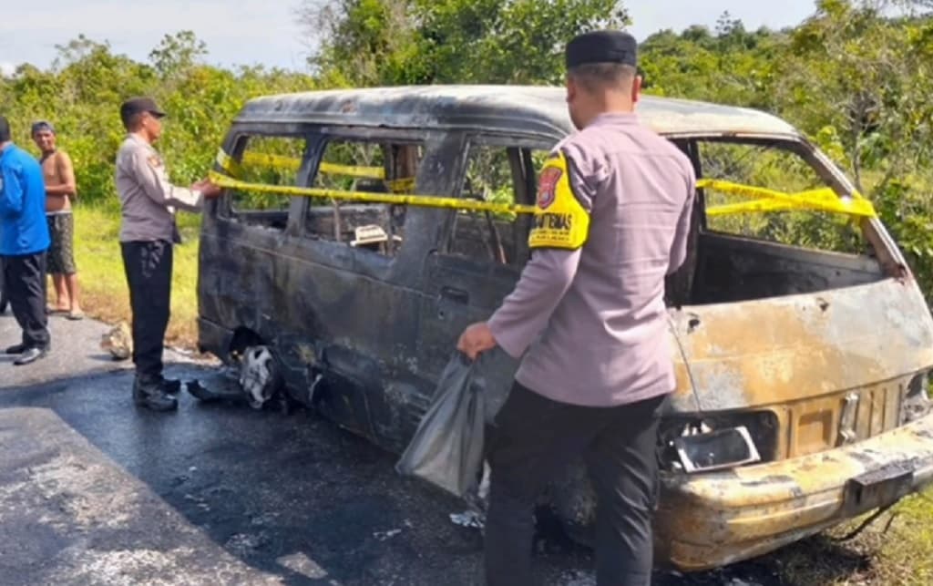 Mobil Carry Angkut Pemudik Terbakar di Buton Tengah, Diduga Korsleting Mobil Carry Angkut Pemudik Terbakar di Buton Tengah, Diduga Korsleting