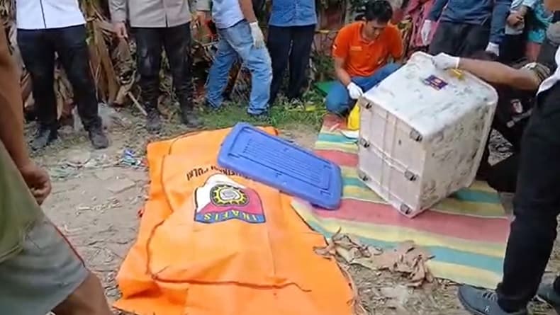 Polisi Olah TKP Penemuan Mayat Wanita Muda dalam Karung di Medan Polisi Olah TKP Penemuan Mayat Wanita Muda dalam Karung di Medan