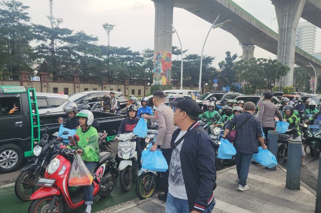 Polri-Jurnalis Bagikan 1.500 Makanan dan Takjil ke Masyarakat, Tebar Berkah Ramadan Polri-Jurnalis Bagikan 1.500 Makanan dan Takjil ke Masyarakat, Tebar Berkah Ramadan