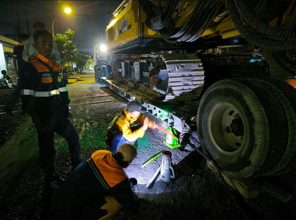 Truk Trailer Tersangkut di Pelintasan Kaligawe, Perjalanan KA di Semarang Terganggu Truk Trailer Tersangkut di Pelintasan Kaligawe, Perjalanan KA di Semarang Terganggu