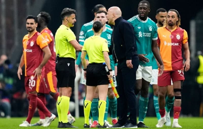 Liverpool Tumbang di Istanbul, Arne Slot Sentil Wasit Usai Gol Dianulir VAR Liverpool Tumbang di Istanbul, Arne Slot Sentil Wasit Usai Gol Dianulir VAR