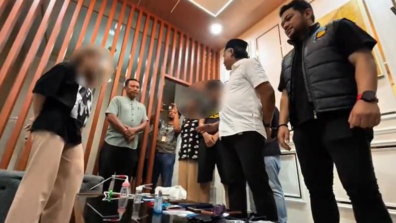 Gerebek Rumah DJ Sekaligus Selebgram di Medan, Polisi Temukan Pod Narkoba dan Sabu Gerebek Rumah DJ Sekaligus Selebgram di Medan, Polisi Temukan Pod Narkoba dan Sabu