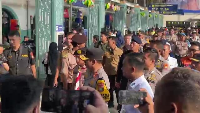 Stasiun Pasar Senen Dipadati Para Pemudik, Kapolda Metro Jaya Tinjau Pengamanan Stasiun Pasar Senen Dipadati Para Pemudik, Kapolda Metro Jaya Tinjau Pengamanan