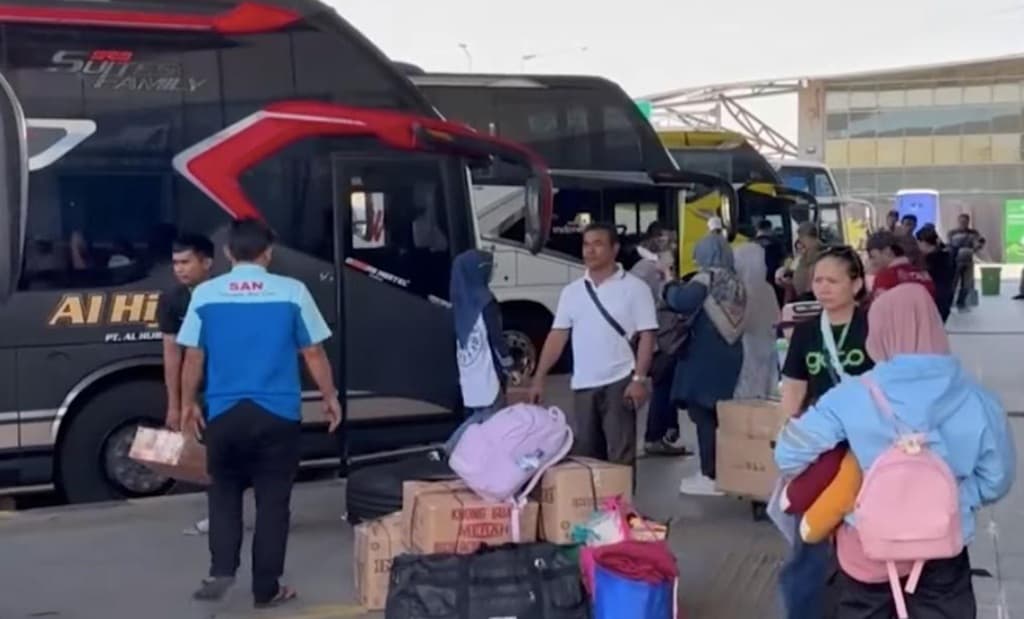 Arus Mudik Lebaran, Terminal Pulo Gebang Mulai Dipadati Pemudik Arus Mudik Lebaran, Terminal Pulo Gebang Mulai Dipadati Pemudik