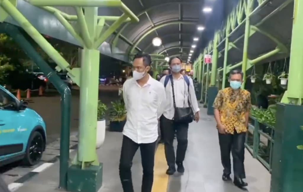 13 dari 27 Orang Terjaring OTT KPK di Cilacap Dibawa ke Jakarta 13 dari 27 Orang Terjaring OTT KPK di Cilacap Dibawa ke Jakarta