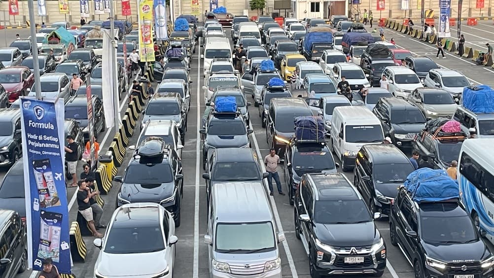 Potret Antrean Panjang Ratusan Mobil Masuk Pelabuhan Merak Potret Antrean Panjang Ratusan Mobil Masuk Pelabuhan Merak