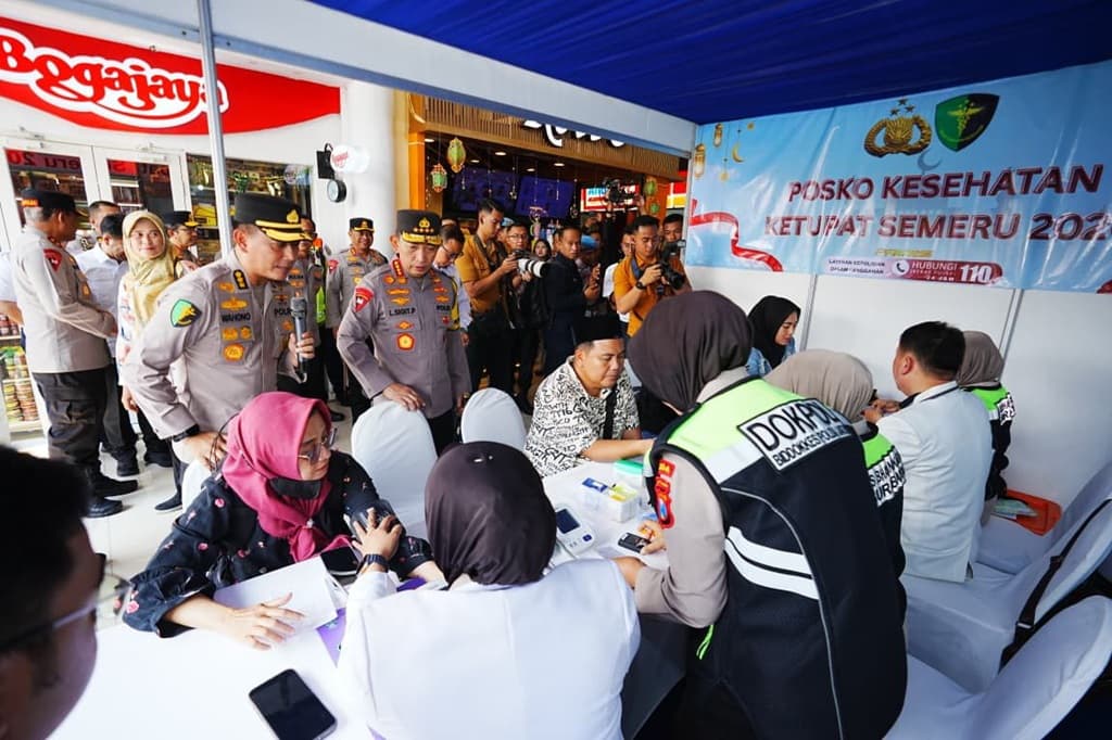 Kapolri Pantau Mudik di Stasiun Surabaya Gubeng, Minta Jajaran Beri Pelayanan Maksimal Kapolri Pantau Mudik di Stasiun Surabaya Gubeng, Minta Jajaran Beri Pelayanan Maksimal
