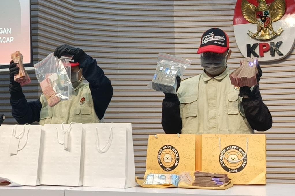 OTT Bupati Cilacap, KPK Sita Uang Rp610 Juta dalam Goodie Bag untuk THR OTT Bupati Cilacap, KPK Sita Uang Rp610 Juta dalam Goodie Bag untuk THR