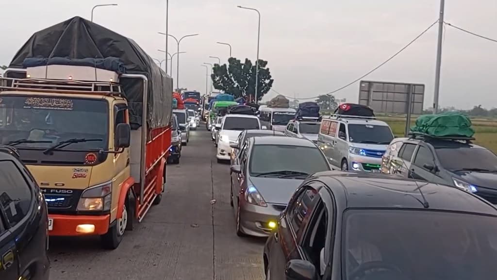 Arus Lalu Lintas di Gerbang Tol Pejagan Brebes Macet Parah, Ini Penyebabnya Arus Lalu Lintas di Gerbang Tol Pejagan Brebes Macet Parah, Ini Penyebabnya