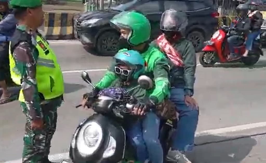 Naik Motor Bawa 2 Anak, Pemudik di Pantura Brebes Tolak Bus Gratis Polisi Naik Motor Bawa 2 Anak, Pemudik di Pantura Brebes Tolak Bus Gratis Polisi