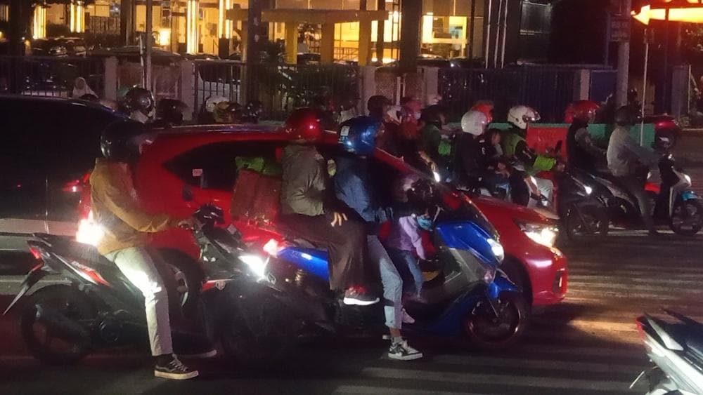 Jelang Lebaran, Arus Mudik Motor Mulai Terlihat di Jalan Kalimalang Bekasi Jelang Lebaran, Arus Mudik Motor Mulai Terlihat di Jalan Kalimalang Bekasi