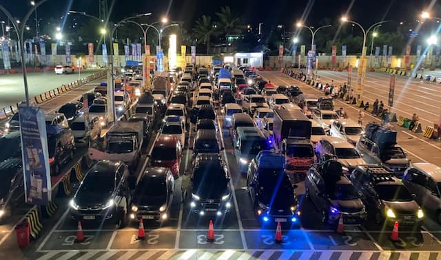 H-5 Lebaran, Antrean Panjang Kendaraan Kembali Terjadi di Pelabuhan Merak H-5 Lebaran, Antrean Panjang Kendaraan Kembali Terjadi di Pelabuhan Merak