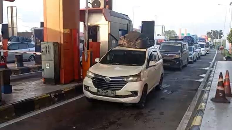 Antrean Kendaraan di Gerbang Tol Pejagan, Banyak Pemudik Kehabisan Saldo E-Toll Antrean Kendaraan di Gerbang Tol Pejagan, Banyak Pemudik Kehabisan Saldo E-Toll