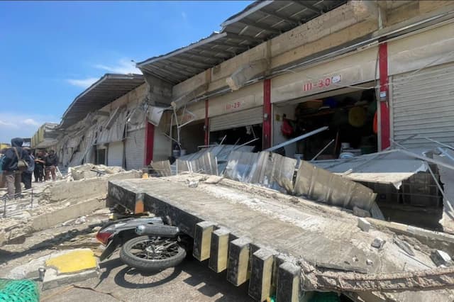 Atap Pasar Soreang Bandung Ambruk, 4 Orang Jadi Korban 1 Tewas Atap Pasar Soreang Bandung Ambruk, 4 Orang Jadi Korban 1 Tewas