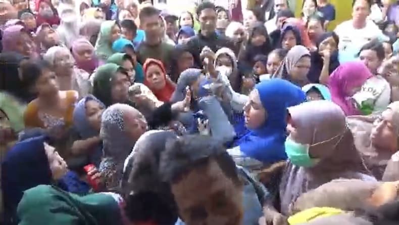 Berebut Masuk Pasar Murah, Emak-Emak di Surabaya Terlibat Adu Mulut Berebut Masuk Pasar Murah, Emak-Emak di Surabaya Terlibat Adu Mulut