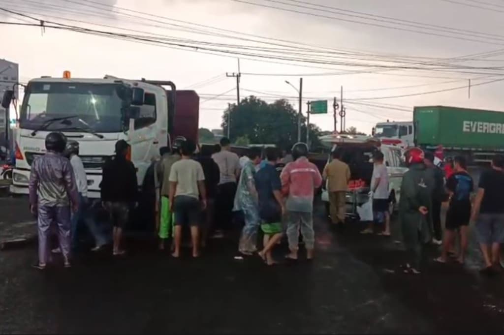 Ngeri! 2 Perempuan Boncengan Motor Tewas Masuk Kolong Truk Tronton di Jombang Ngeri! 2 Perempuan Boncengan Motor Tewas Masuk Kolong Truk Tronton di Jombang
