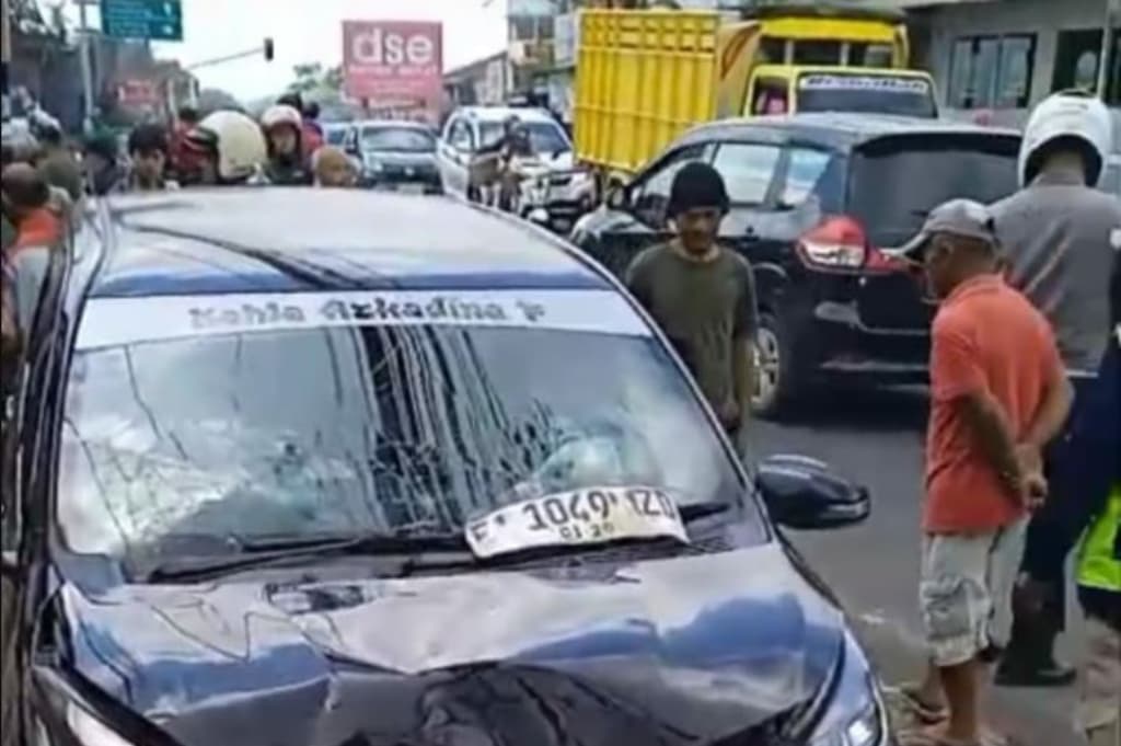 Kecelakaan Mobil Oleng Tabrak 2 Motor di Puncak Cianjur, 1 Orang Tewas Kecelakaan Mobil Oleng Tabrak 2 Motor di Puncak Cianjur, 1 Orang Tewas
