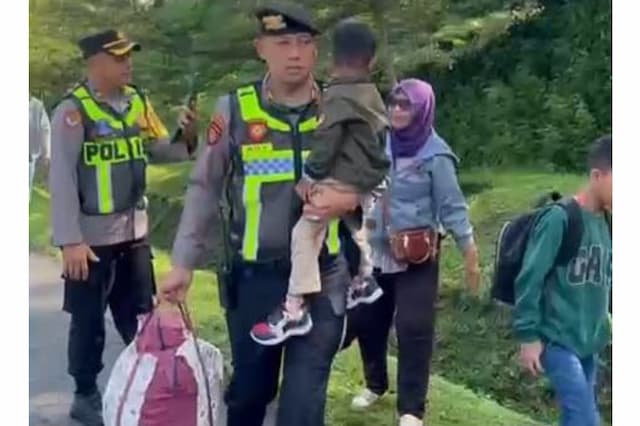 Pemudik Salah Naik Bus Terpaksa Turun di Pinggir Tol Semarang-Solo, Diselamatkan Polisi Pemudik Salah Naik Bus Terpaksa Turun di Pinggir Tol Semarang-Solo, Diselamatkan Polisi