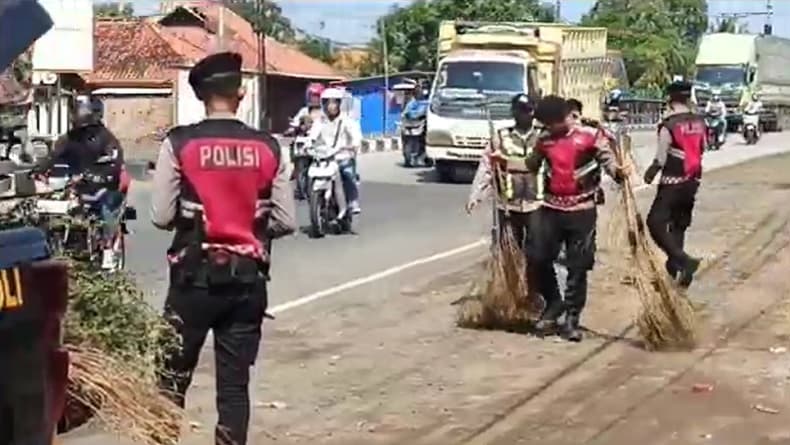 Marak di Musim Mudik, Penyapu Koin di Jalur Pantura Indramayu–Subang Ditertibkan Polisi Marak di Musim Mudik, Penyapu Koin di Jalur Pantura Indramayu–Subang Ditertibkan Polisi