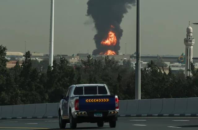 Serangan Drone Iran Picu Kebakaran Dekat Bandara Internasional Dubai, Penerbangan Terganggu Serangan Drone Iran Picu Kebakaran Dekat Bandara Internasional Dubai, Penerbangan Terganggu