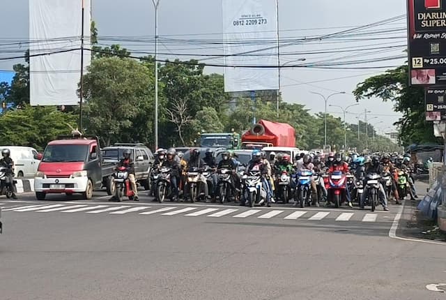 Jalur Pantura Cirebon Mulai Dipadati Pemudik, Didominasi Pengendara Motor Jalur Pantura Cirebon Mulai Dipadati Pemudik, Didominasi Pengendara Motor