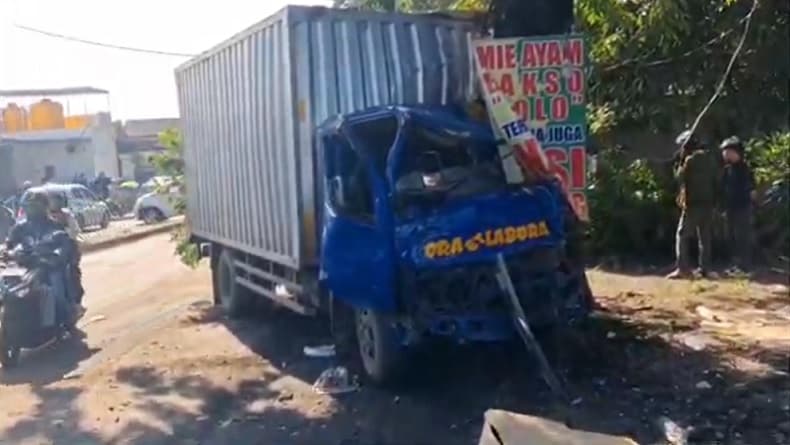 Kecelakaan Beruntun di Jalur Mudik Surabaya–Mojokerto, Truk Boks Tabrak 2 Mobil Kecelakaan Beruntun di Jalur Mudik Surabaya–Mojokerto, Truk Boks Tabrak 2 Mobil