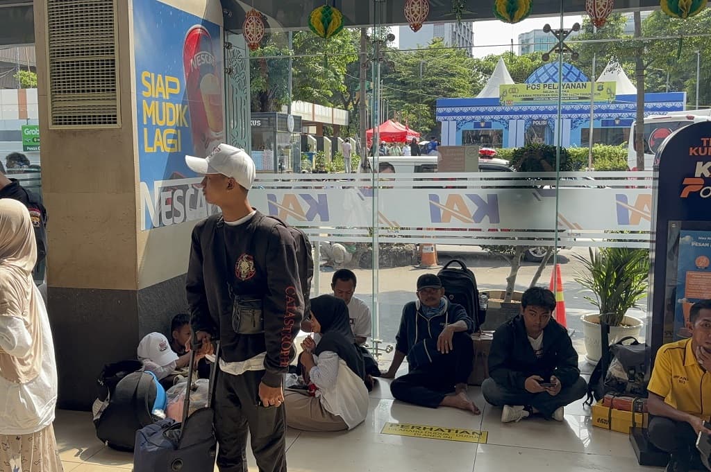 Stasiun Pasar Senen Ramai Pemudik, Penumpang Sampai Duduk Lesehan Stasiun Pasar Senen Ramai Pemudik, Penumpang Sampai Duduk Lesehan