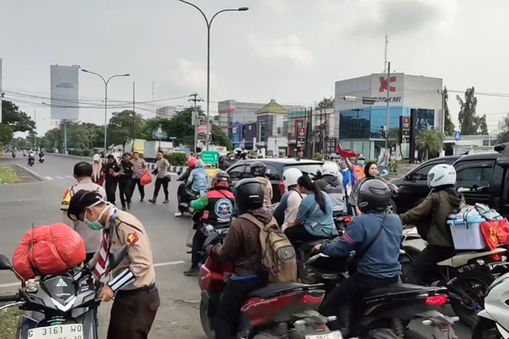 Kecelakaan Beruntun 4 Pemudik Motor di Lampu Merah Cirebon, 1 Orang Tak Sadarkan Diri Kecelakaan Beruntun 4 Pemudik Motor di Lampu Merah Cirebon, 1 Orang Tak Sadarkan Diri
