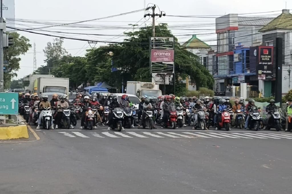 Puncak Arus Mudik, Jalur Arteri Cirebon Dipadati Pemudik Motor hingga Bus Puncak Arus Mudik, Jalur Arteri Cirebon Dipadati Pemudik Motor hingga Bus