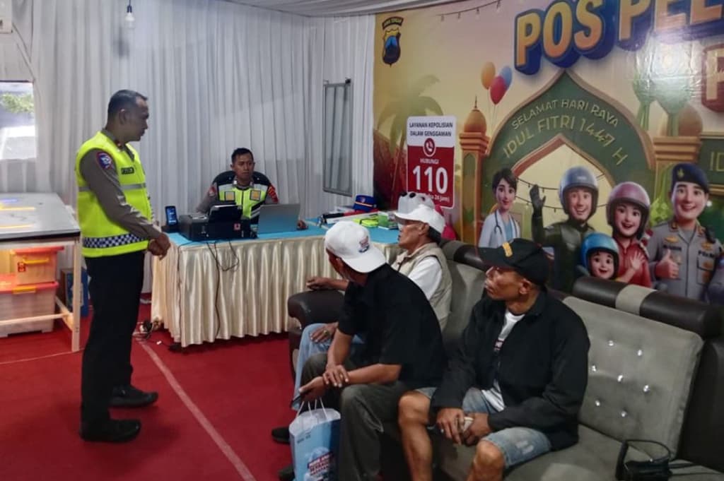 17 Pemudik Telantar di Rest Area usai Paksa Turun dari Bus Mudik Gratis, Polisi Turun Tangan 17 Pemudik Telantar di Rest Area usai Paksa Turun dari Bus Mudik Gratis, Polisi Turun Tangan