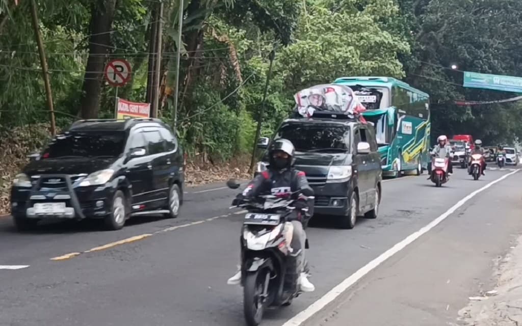 Macet Hampir 2 Km, One Way 30 Menit Diberlakukan di Lingkar Gentong Macet Hampir 2 Km, One Way 30 Menit Diberlakukan di Lingkar Gentong