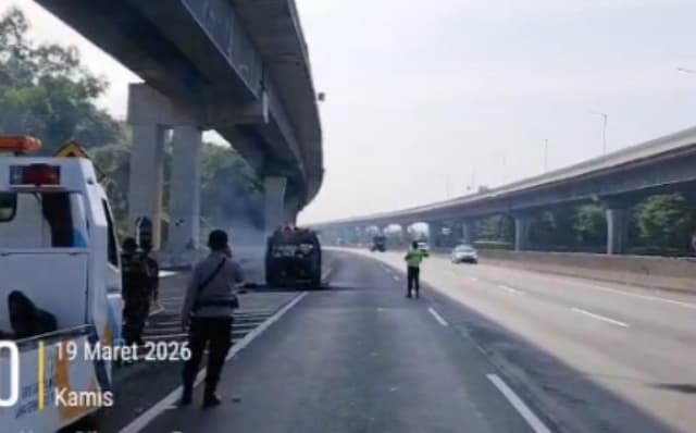 Mobil Terbakar di Tol Japek KM 40 arah Cikampek, Diduga Akibat Korsleting Mobil Terbakar di Tol Japek KM 40 arah Cikampek, Diduga Akibat Korsleting