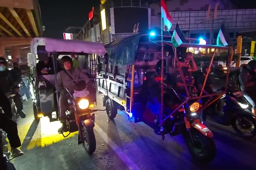 Tak Biasa, Rombongan Pemudik Ini Naik Motor Roda Tiga Menuju Brebes Tak Biasa, Rombongan Pemudik Ini Naik Motor Roda Tiga Menuju Brebes