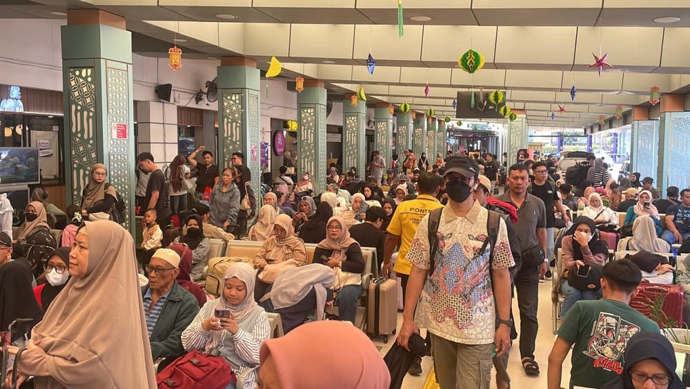 Potret Stasiun Pasar Senen jelang Lebaran, Pemudik Membludak hingga Duduk di Lantai Potret Stasiun Pasar Senen jelang Lebaran, Pemudik Membludak hingga Duduk di Lantai