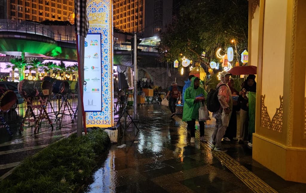 Hujan Deras Guyur Jakarta, Takbiran di Bundaran HI Ditunda Hujan Deras Guyur Jakarta, Takbiran di Bundaran HI Ditunda