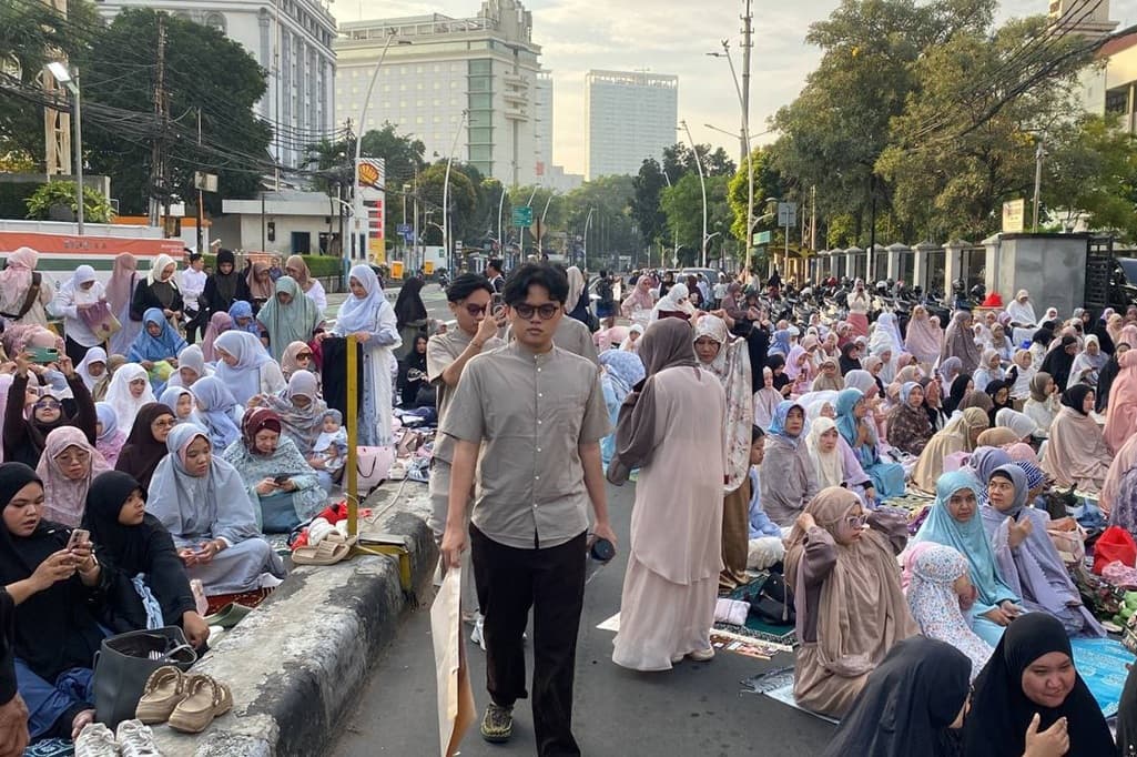 Jemaah Salat Idulfitri PP Muhammadiyah Membeludak ke Jalan Menteng Raya, Lalin Ditutup Jemaah Salat Idulfitri PP Muhammadiyah Membeludak ke Jalan Menteng Raya, Lalin Ditutup