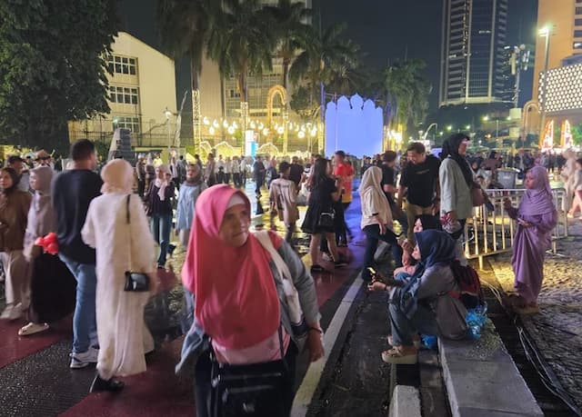 Hujan Tak Surutkan Antusiasme Warga Hadiri Malam Takbiran di Bundaran HI Hujan Tak Surutkan Antusiasme Warga Hadiri Malam Takbiran di Bundaran HI