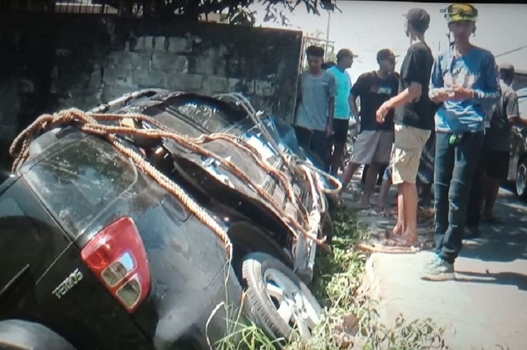 Kecelakaan Mobil Pemudik asal Jakarta Terguling Masuk Sawah di Bantul, 1 Tewas 7 Luka Kecelakaan Mobil Pemudik asal Jakarta Terguling Masuk Sawah di Bantul, 1 Tewas 7 Luka