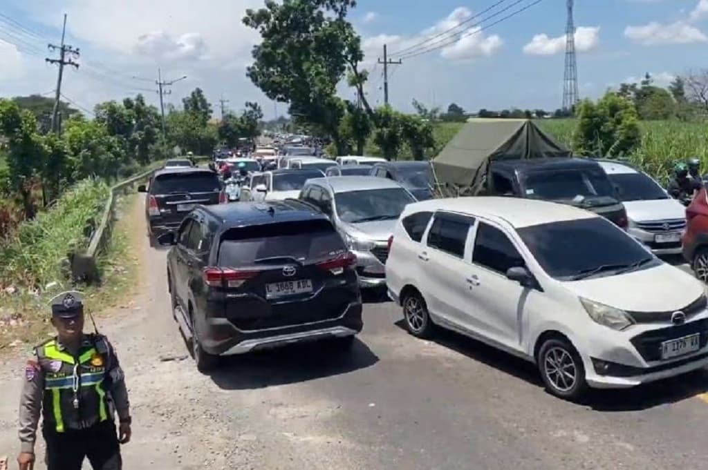 Hari Pertama Lebaran di Jombang, Lalu Lintas Macet Parah di Bandarkedungmulyo Hari Pertama Lebaran di Jombang, Lalu Lintas Macet Parah di Bandarkedungmulyo