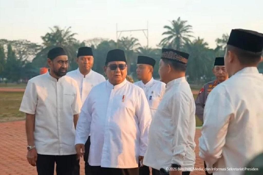 Momen Prabowo Didampingi Mualem Salat Id di Masjid Darussalam Aceh Tamiang Momen Prabowo Didampingi Mualem Salat Id di Masjid Darussalam Aceh Tamiang