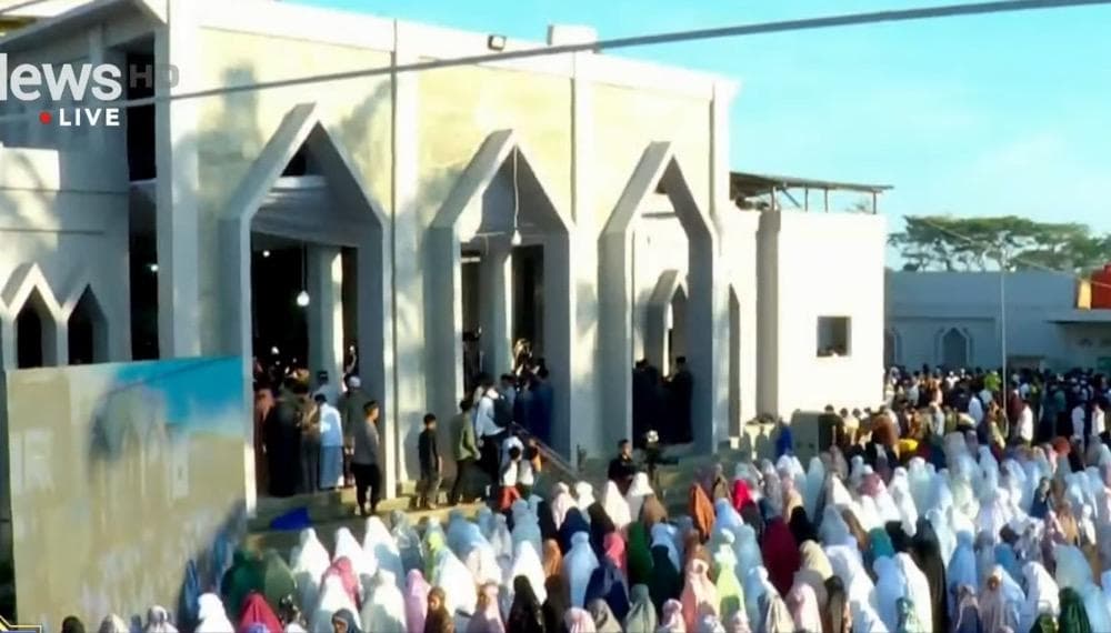 Momen Prabowo Salat Id di Masjid Darussalam Bareng Warga Aceh Tamiang Momen Prabowo Salat Id di Masjid Darussalam Bareng Warga Aceh Tamiang