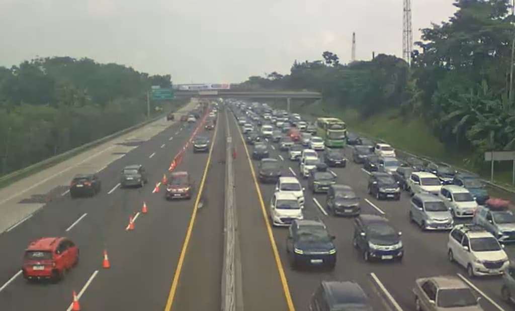 Tol Japek Padat, Contraflow Diterapkan di KM 55-65 Tol Japek Padat, Contraflow Diterapkan di KM 55-65