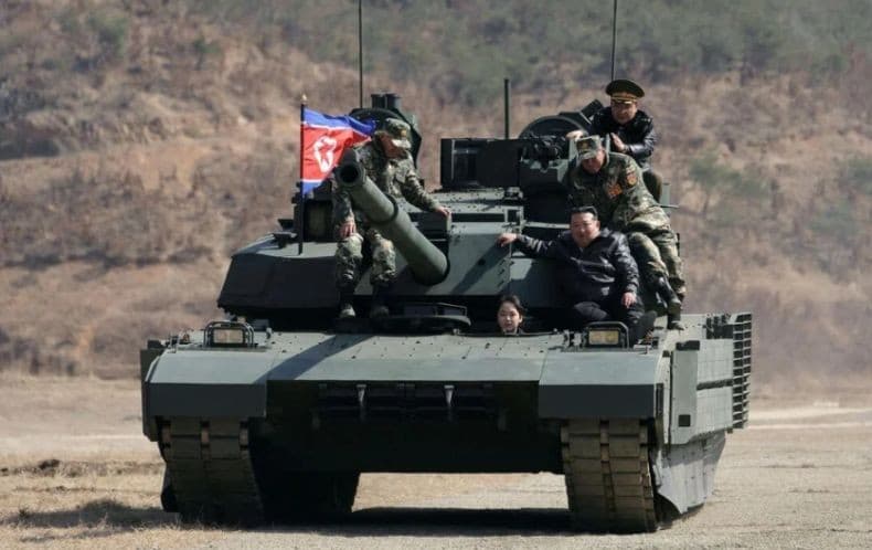 Bukan Mobil Mewah, Putri Kim Jong Un Nyetir Tank Anti-Rudal Korea Utara Bukan Mobil Mewah, Putri Kim Jong Un Nyetir Tank Anti-Rudal Korea Utara