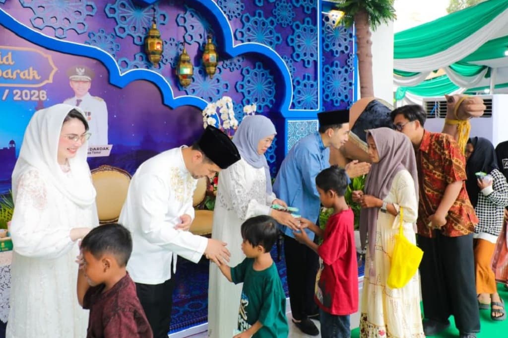 Momen Tradisi Riyayan di Grahadi, Warga Jatim Antre Salaman dengan Khofifah Momen Tradisi Riyayan di Grahadi, Warga Jatim Antre Salaman dengan Khofifah