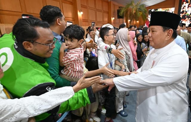 Momen Haru dan Bahagia Warga Silaturahmi Lebaran dengan Presiden Prabowo di Istana Momen Haru dan Bahagia Warga Silaturahmi Lebaran dengan Presiden Prabowo di Istana