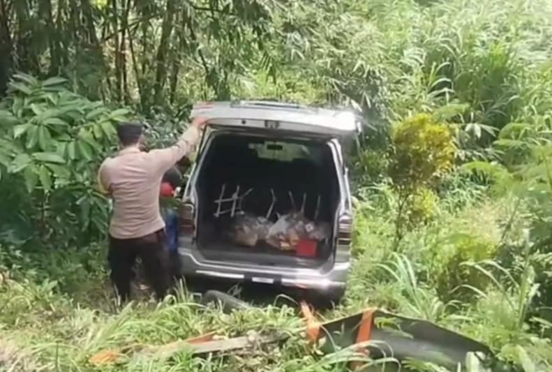 Mobil Pemudik Terjun ke Jurang 12 Meter di Gunung Gumitir Jember, Satu Keluarga Selamat Mobil Pemudik Terjun ke Jurang 12 Meter di Gunung Gumitir Jember, Satu Keluarga Selamat