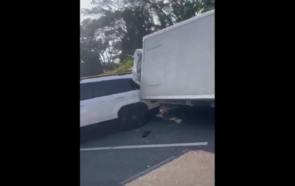 Kecelakaan Beruntun 3 Mobil di Tol Pasteur Bandung, Arus Lalin Macet 5 Km Kecelakaan Beruntun 3 Mobil di Tol Pasteur Bandung, Arus Lalin Macet 5 Km