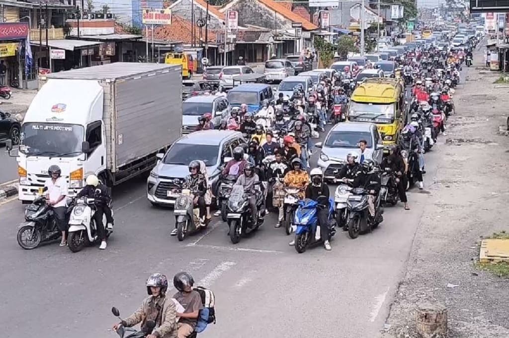 Arus Balik Lebaran Padat Merayap di Pantura Cirebon, Kendaraan Melaju 10 Km/Jam Arus Balik Lebaran Padat Merayap di Pantura Cirebon, Kendaraan Melaju 10 Km/Jam
